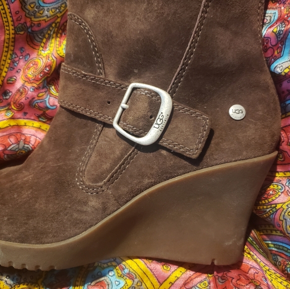 UGG Fleece Lined Brown Suede Wedge Heel Ankle Boots Women's Size 8 Booties - Picture 2 of 3